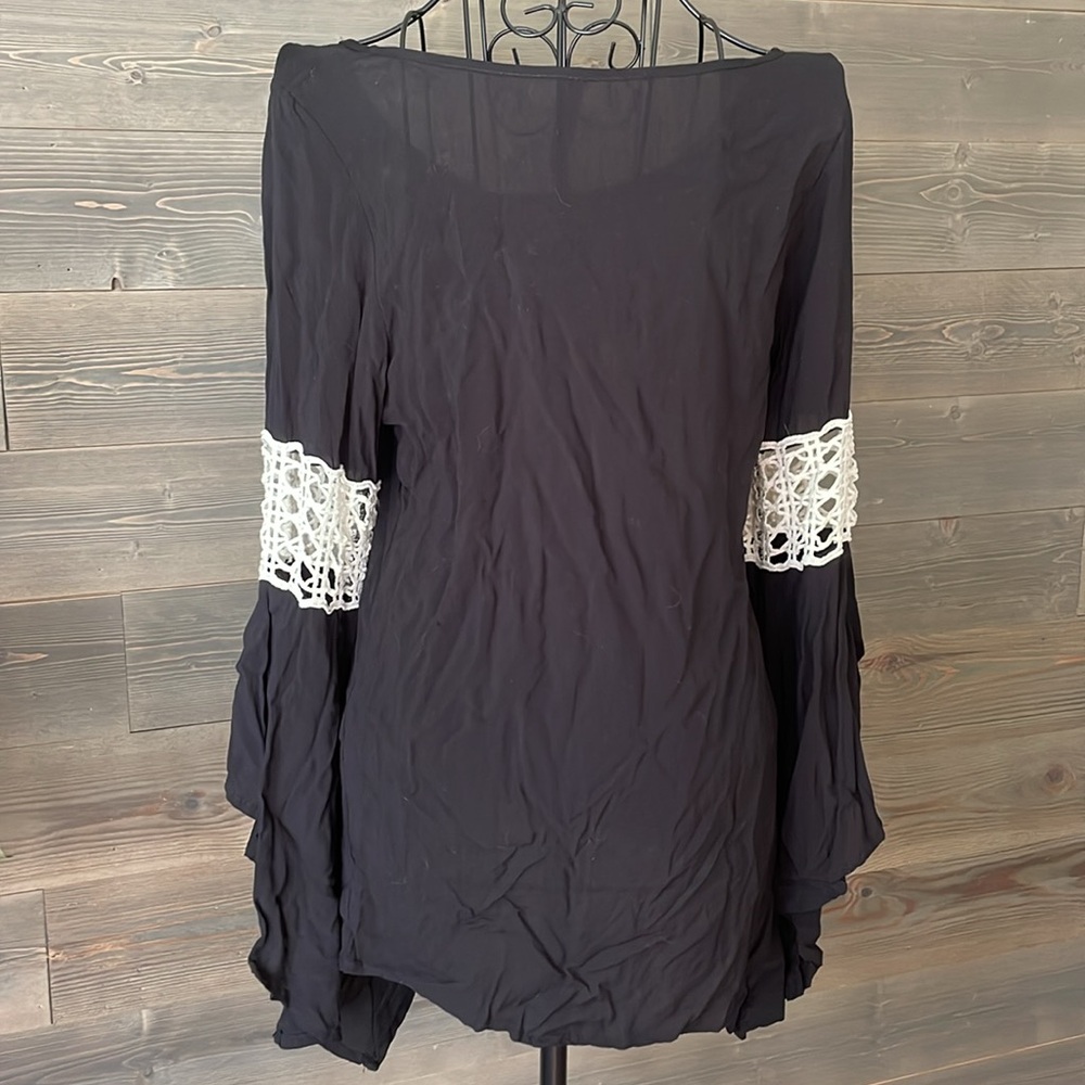 Beautiful peasant style, long sleeve scoopneck blouse - Picture 4 of 6